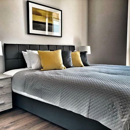 Luxury 2 Bed 2 Bath Apartment 18 Mins From Central London - Sleeps 6 Watford  Bagian luar foto