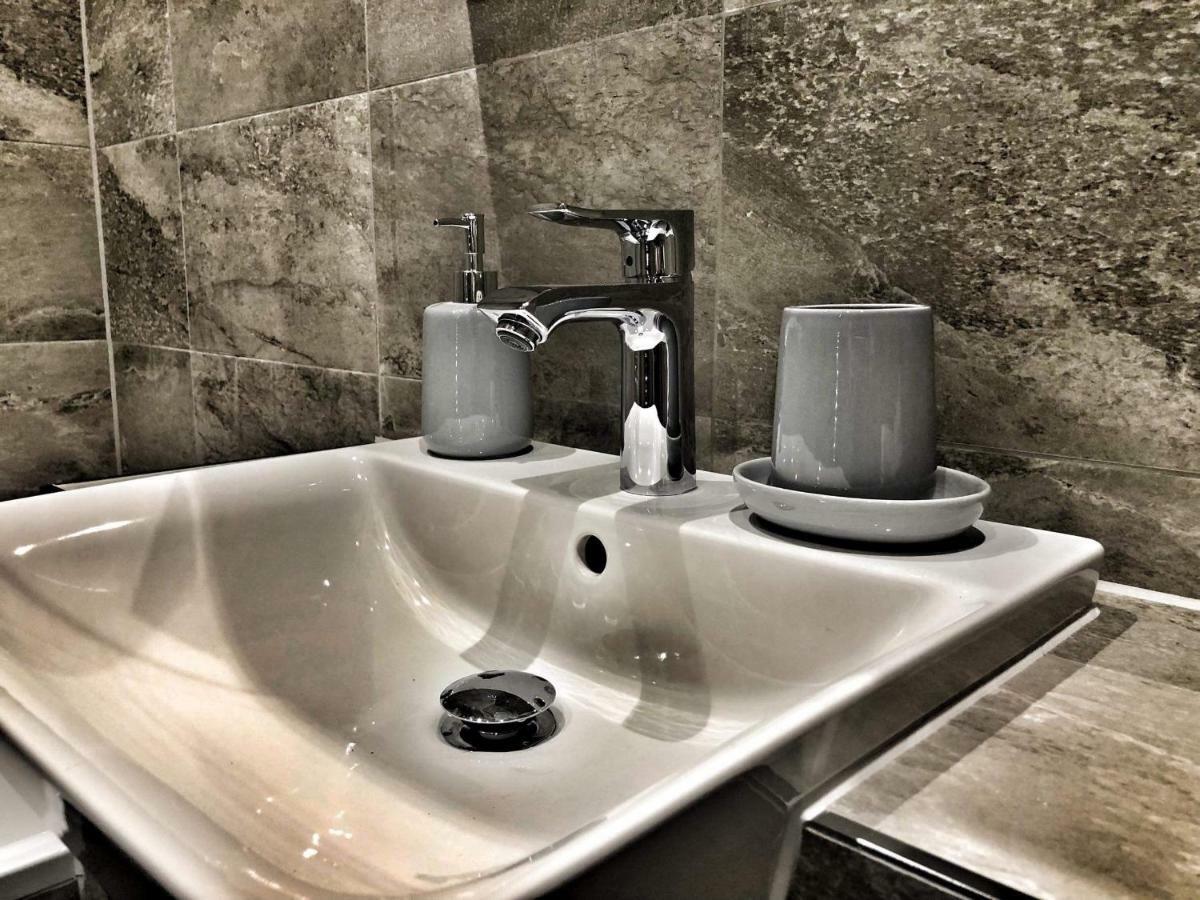 Luxury 2 Bed 2 Bath Apartment 18 Mins From Central London - Sleeps 6 Watford  Bagian luar foto