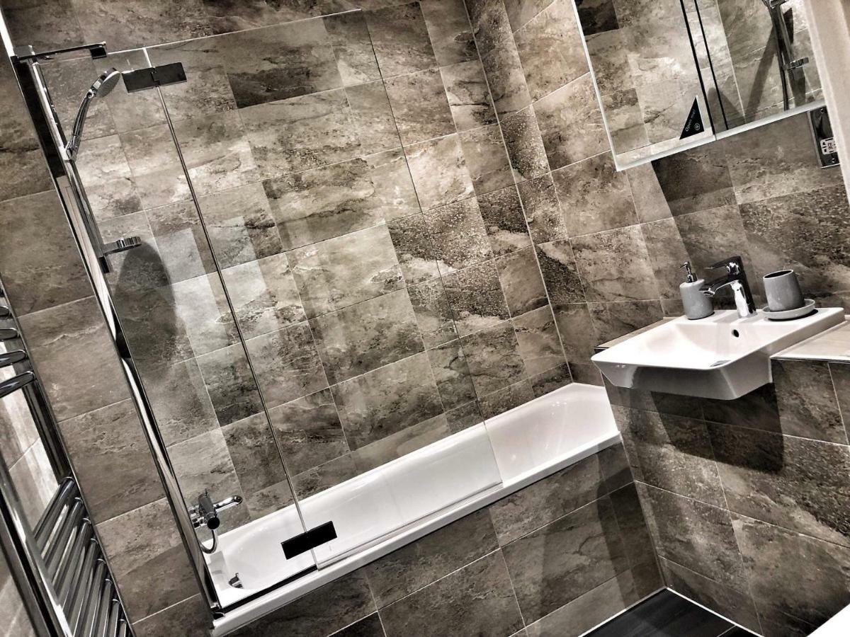 Luxury 2 Bed 2 Bath Apartment 18 Mins From Central London - Sleeps 6 Watford  Bagian luar foto
