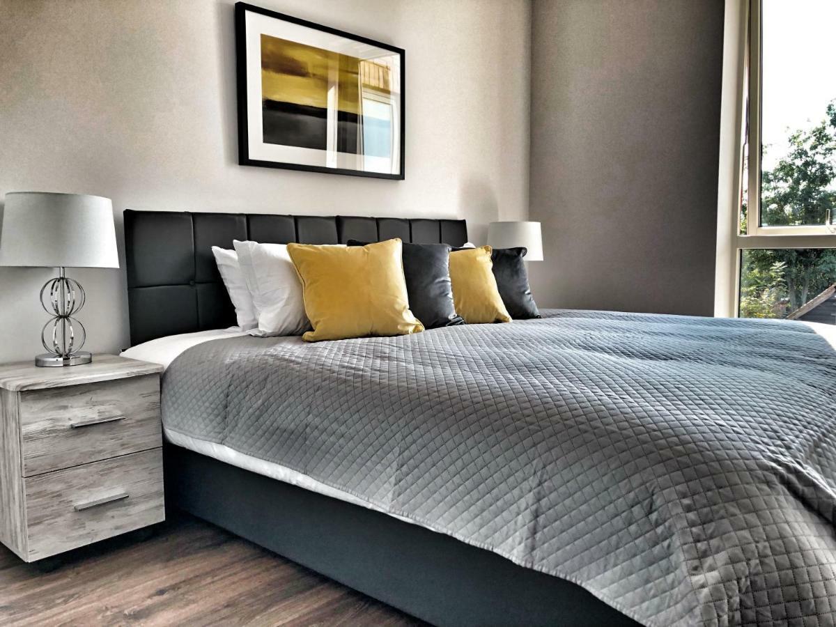 Luxury 2 Bed 2 Bath Apartment 18 Mins From Central London - Sleeps 6 Watford  Bagian luar foto