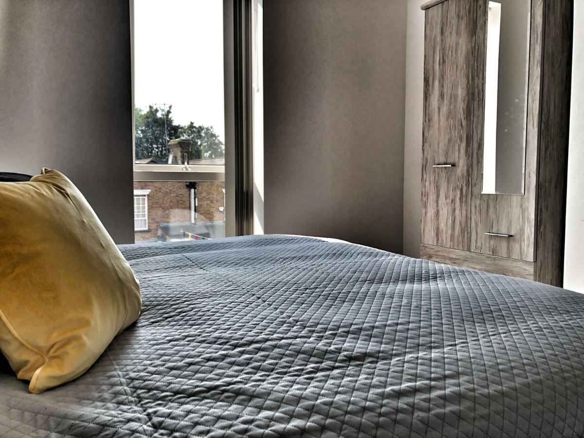Luxury 2 Bed 2 Bath Apartment 18 Mins From Central London - Sleeps 6 Watford  Bagian luar foto