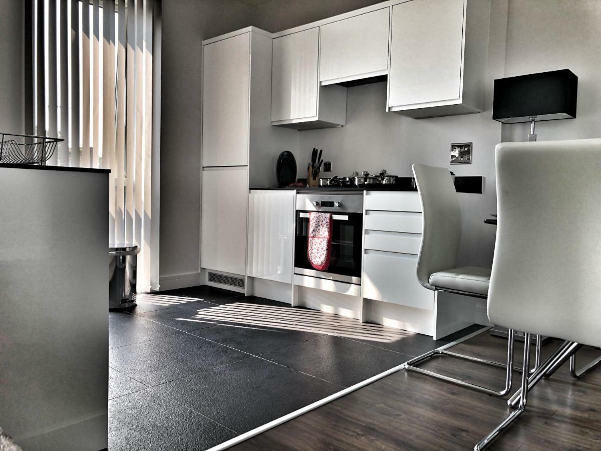 Luxury 2 Bed 2 Bath Apartment 18 Mins From Central London - Sleeps 6 Watford  Bagian luar foto