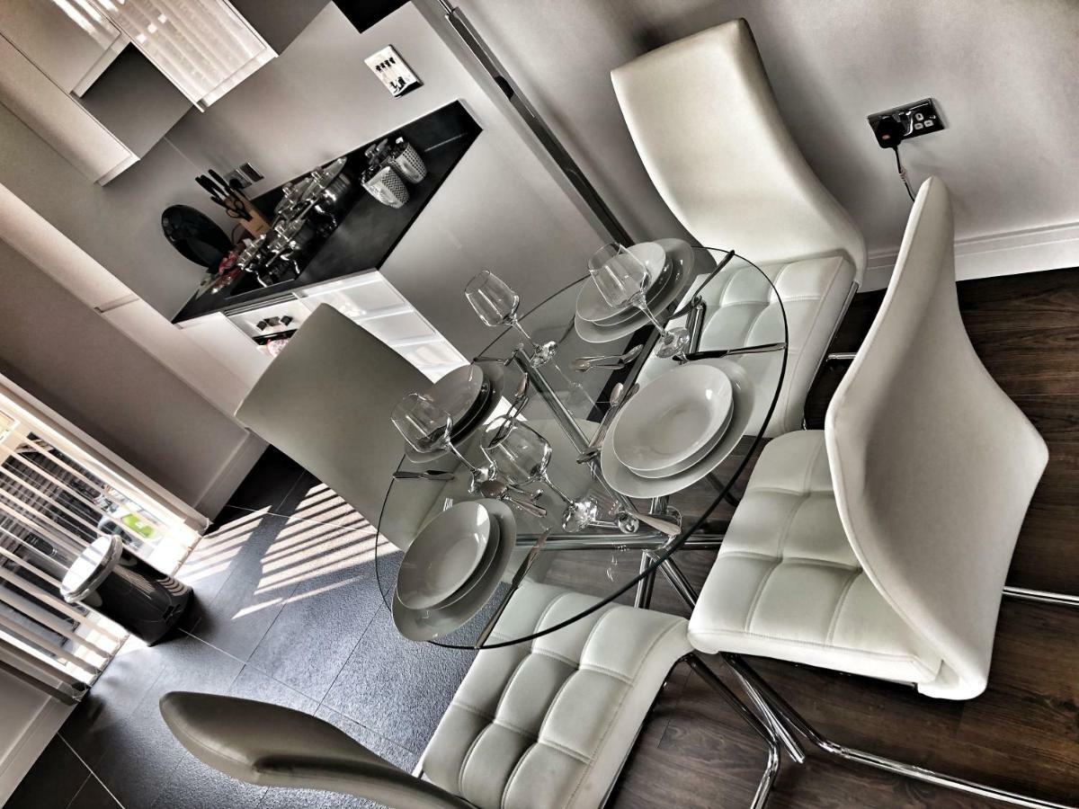 Luxury 2 Bed 2 Bath Apartment 18 Mins From Central London - Sleeps 6 Watford  Bagian luar foto